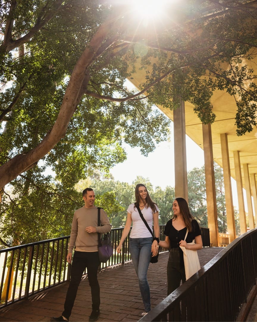 Sinh viên đại học Tây Úc (UWA) tại khuôn viên trường